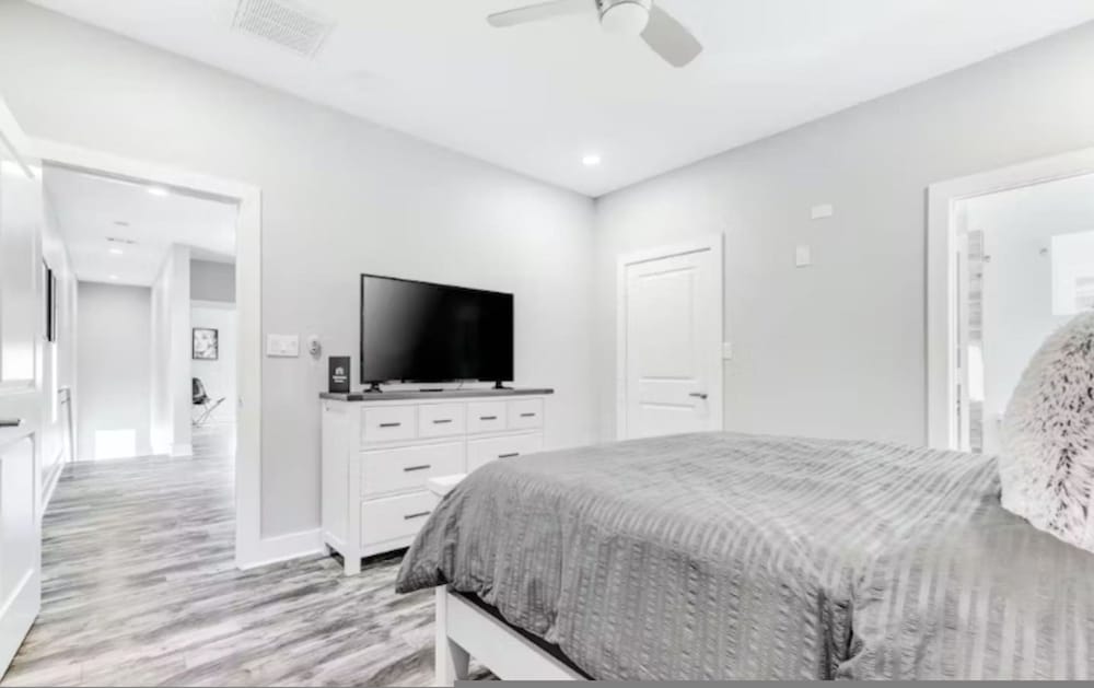 Stylish 3BR Townhome Near Downtown The Heights