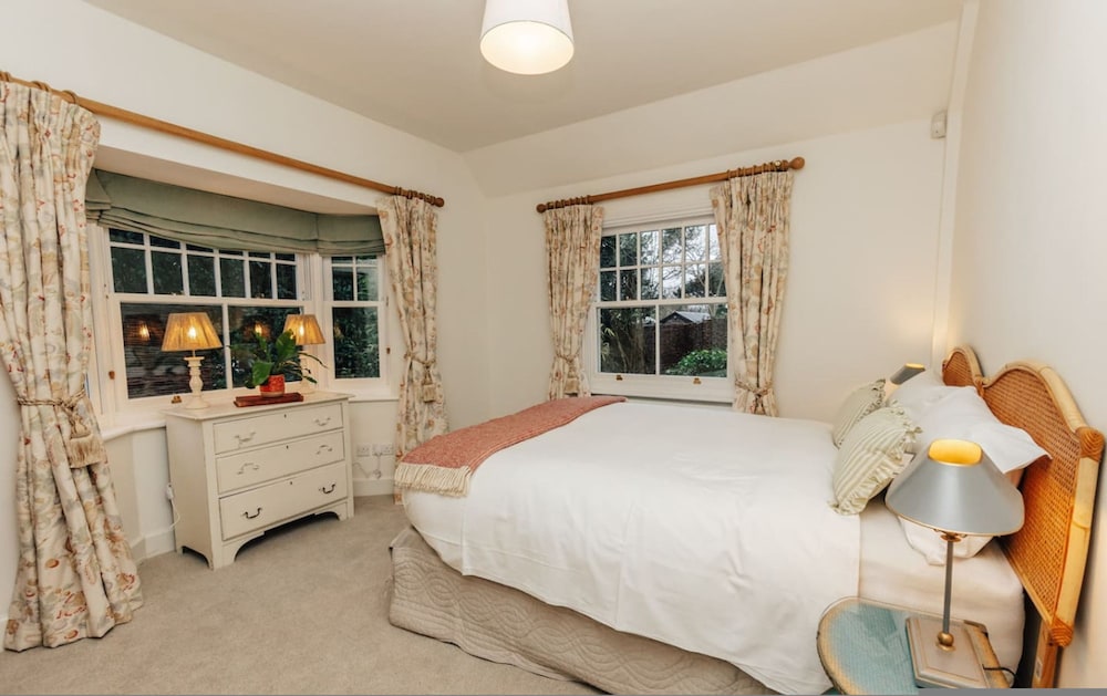 Badgemore Cottage - From 250 Per Night