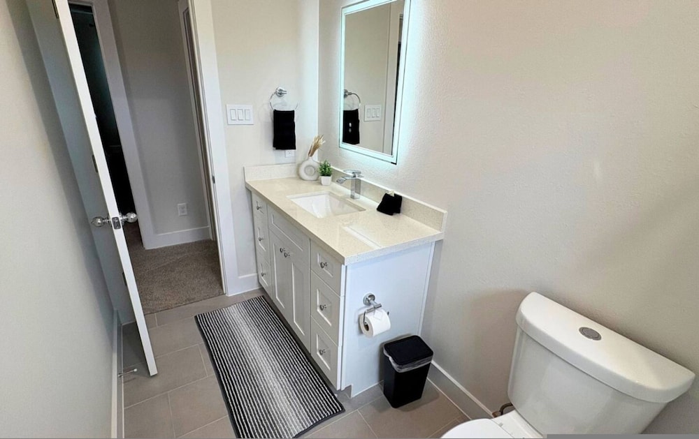 Gated Modern 3BR Near Downtown Med Center