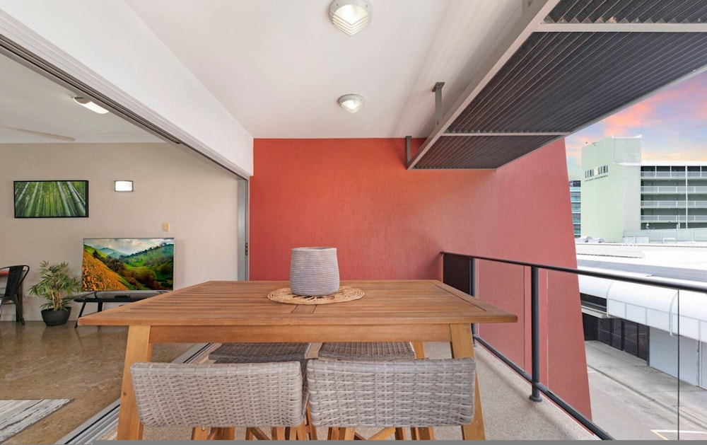 Zen City-venture Balcony Dining - Cozy - CBD