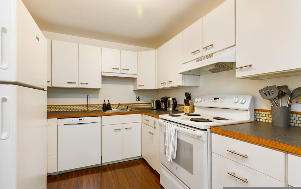 Bright 2BR Lynnwood Retreat