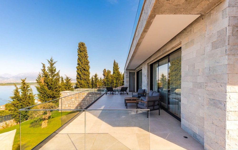 Villa Serenity Luxury Lakeside Manor