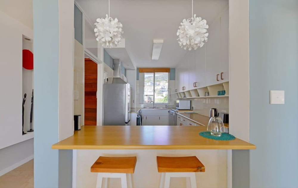 Top-floor 2-bed Beachfront Sunny Camps Bay Views