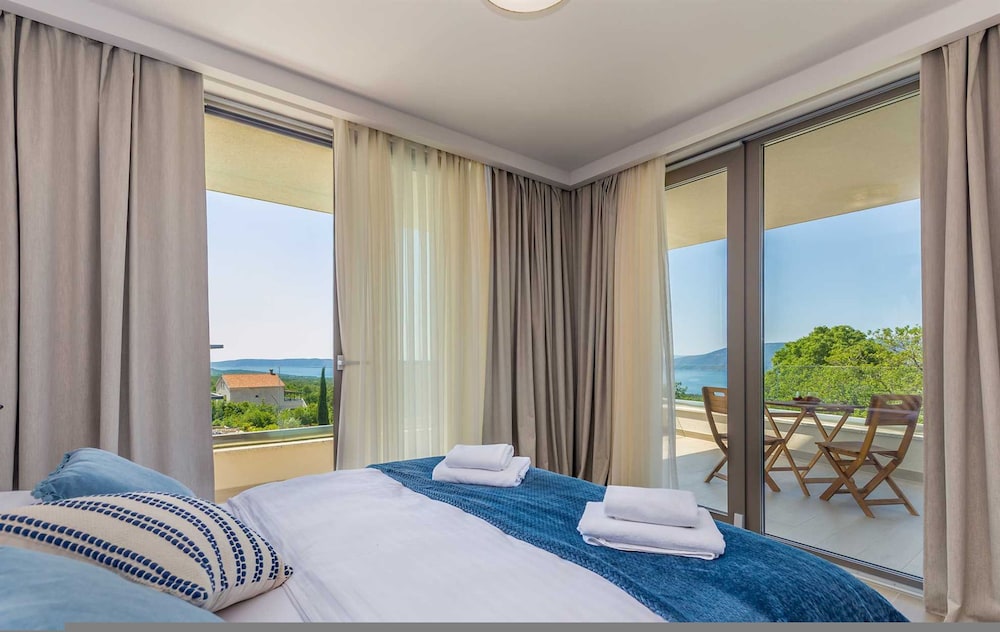 Villa Vista With Private Pool and Sauna