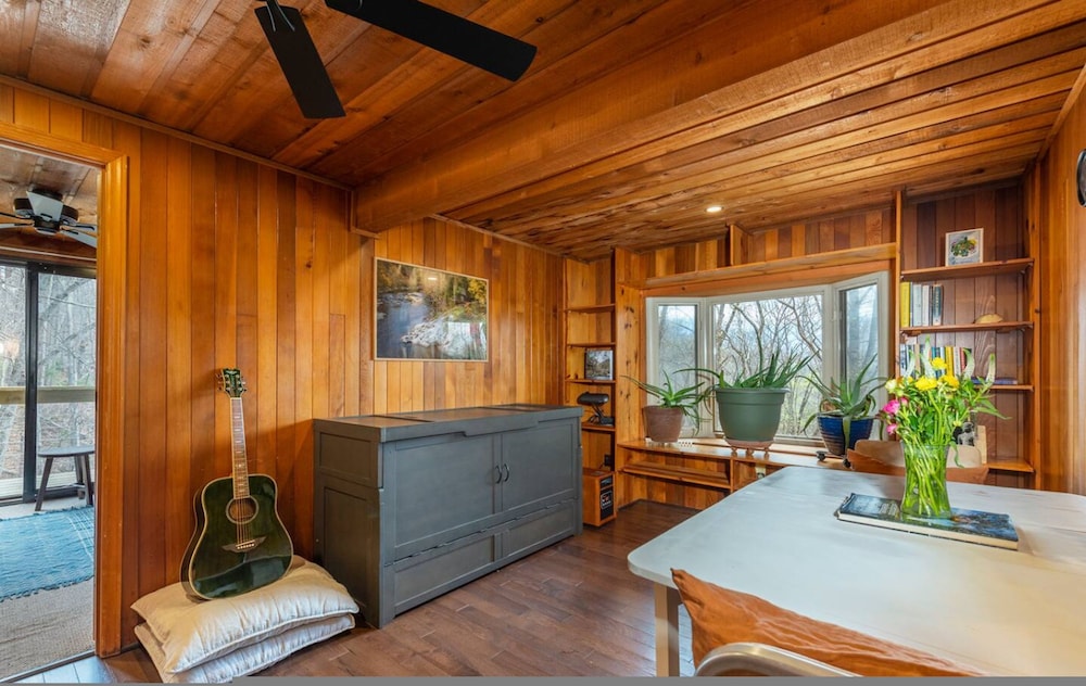 Heart Soul Log Cabin Sanctuary w Walking Trails