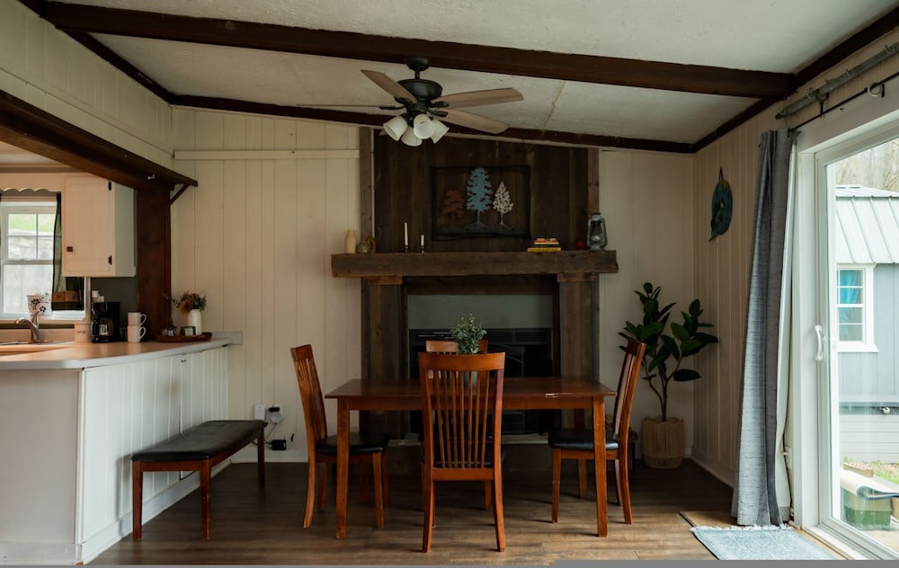 Lake Front Cabin Peaceful hot tub and Fire pit