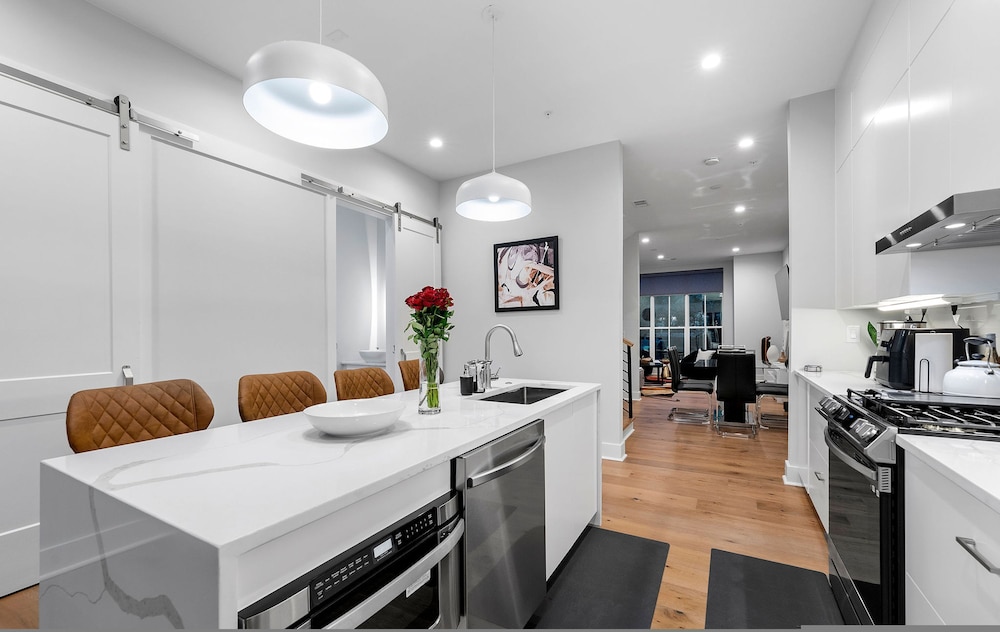 Stylish Midtown Home w Rooftop Views by Silverx