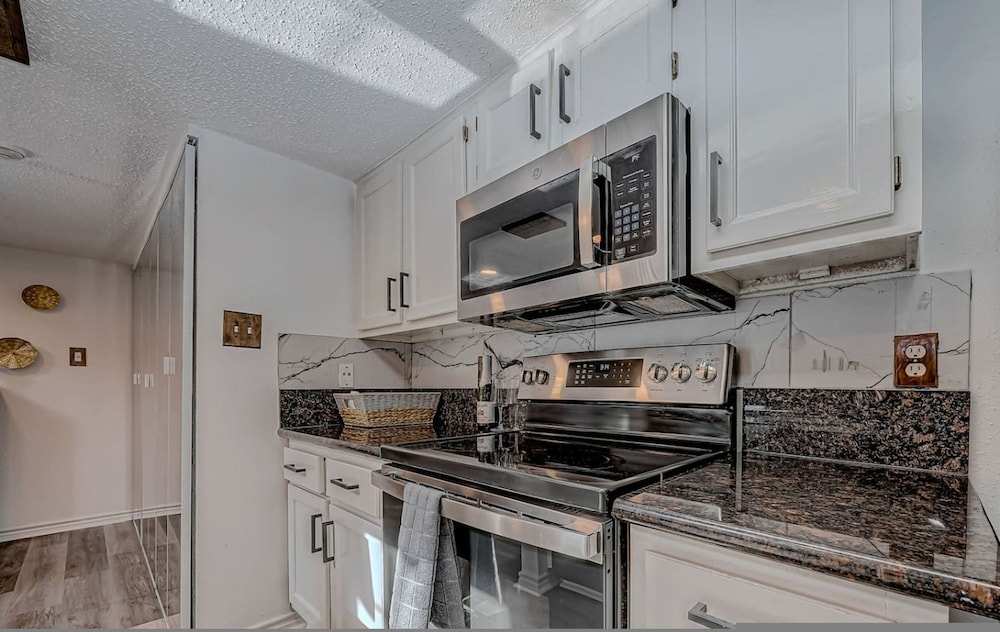 Upscale 1BR Condo in Med Center