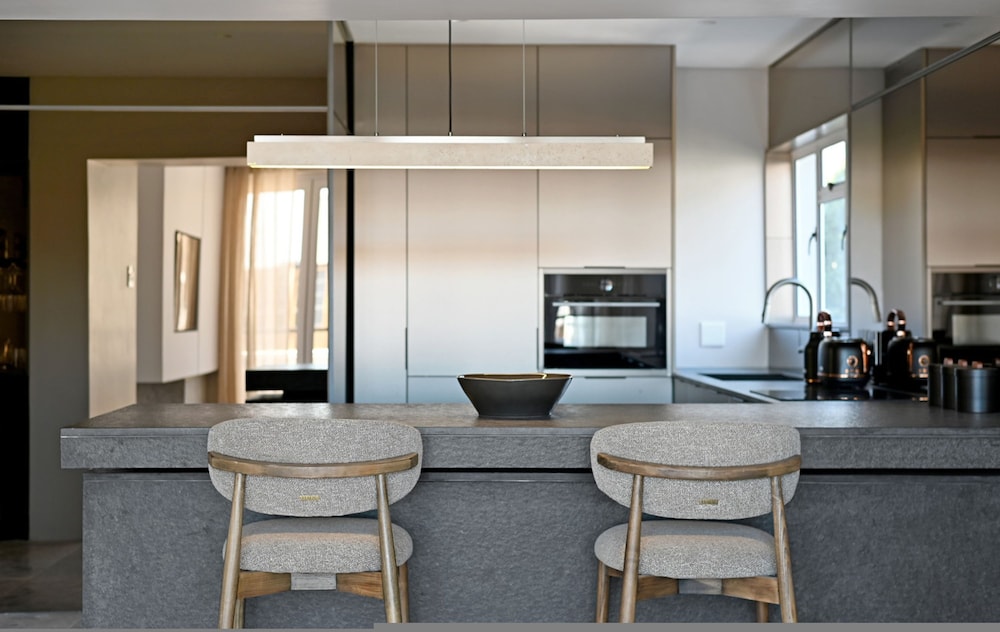 Elegant One Bed Sea Point Mountain Views