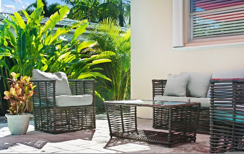 Oasis Backyard With Heated Pool Oakland Park