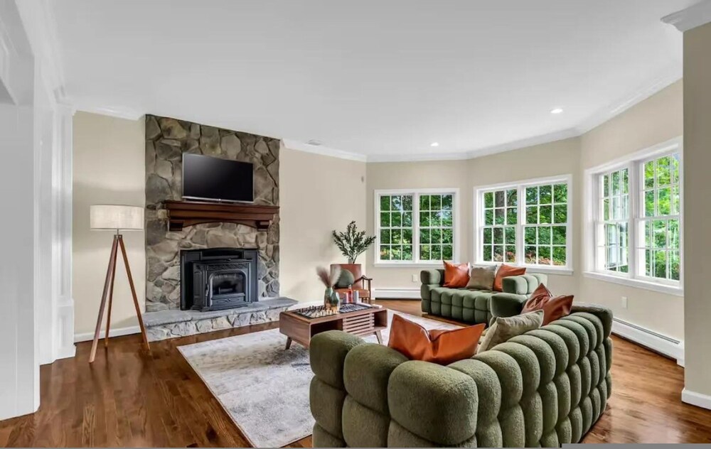 Cozy Family Retreat With Great Views and Game Room