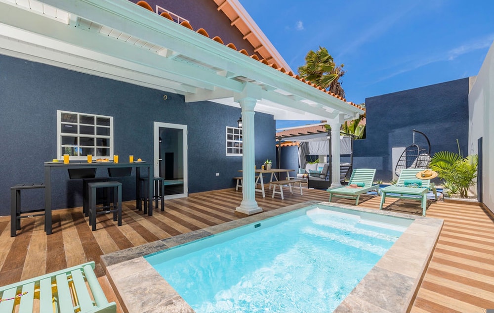 Renovated 4br2ba w Private Pool in Prime Location