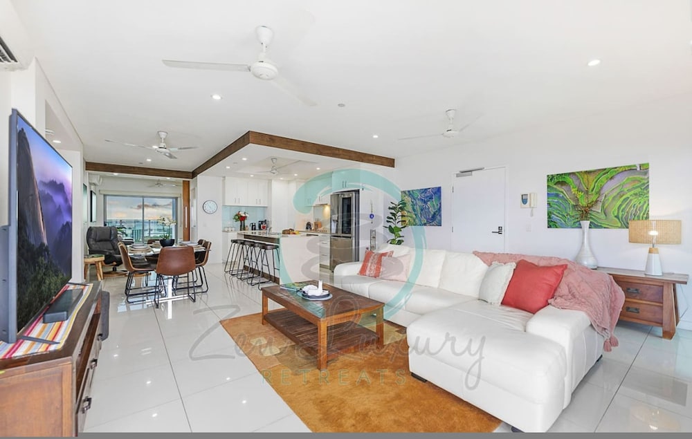 Coastal Magnificence Pool Workspace Parking - Image 3