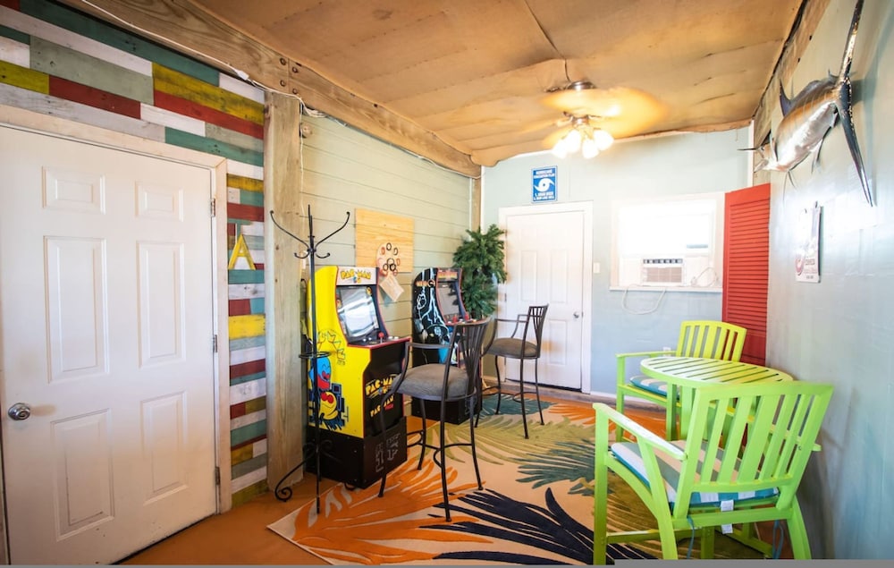 Home Lounge and Arcade Close to Beach and Marina