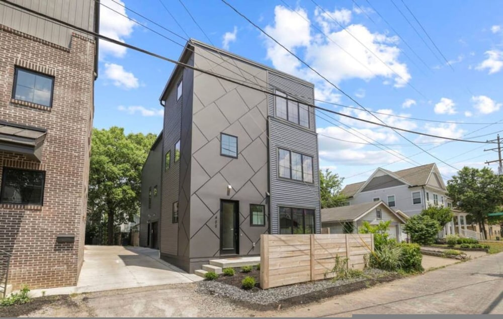 Work Of Art -3 Bedroom Elegant Townhome-columbus