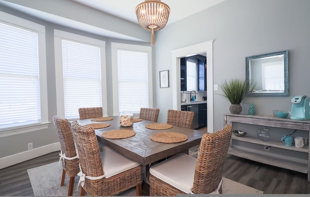 Vibrant Bungalow 2 Minutes to the Beach