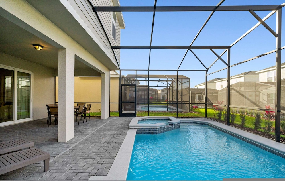 Chic 7bed With Private Pool Theme Bedrooms