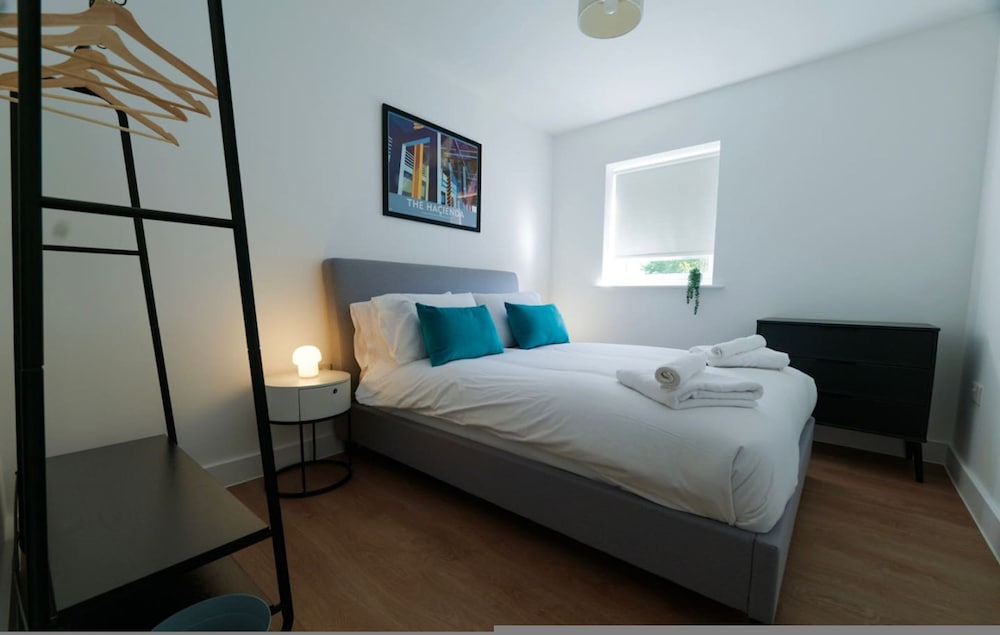Luxury Manchester Apartment - Pink