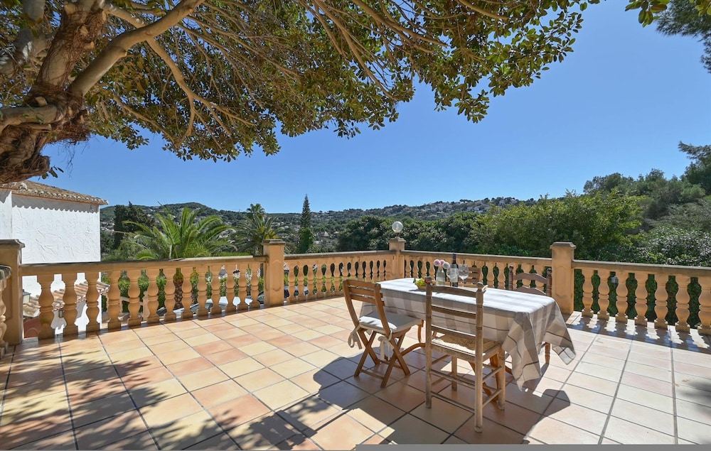 Hibiscus in J vea With 6 Bedrooms and 4 Bathrooms view 3