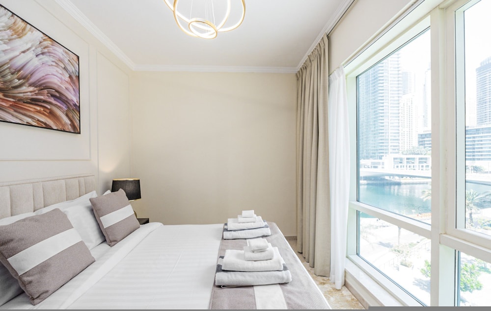 Luxurious Waterfront Stay at Al Majara Dubai Marina
