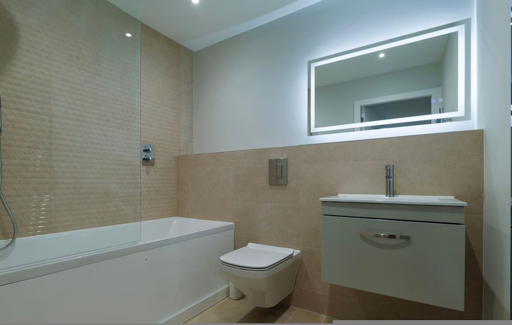 Luxury Manchester Apartment - Yellow view 5