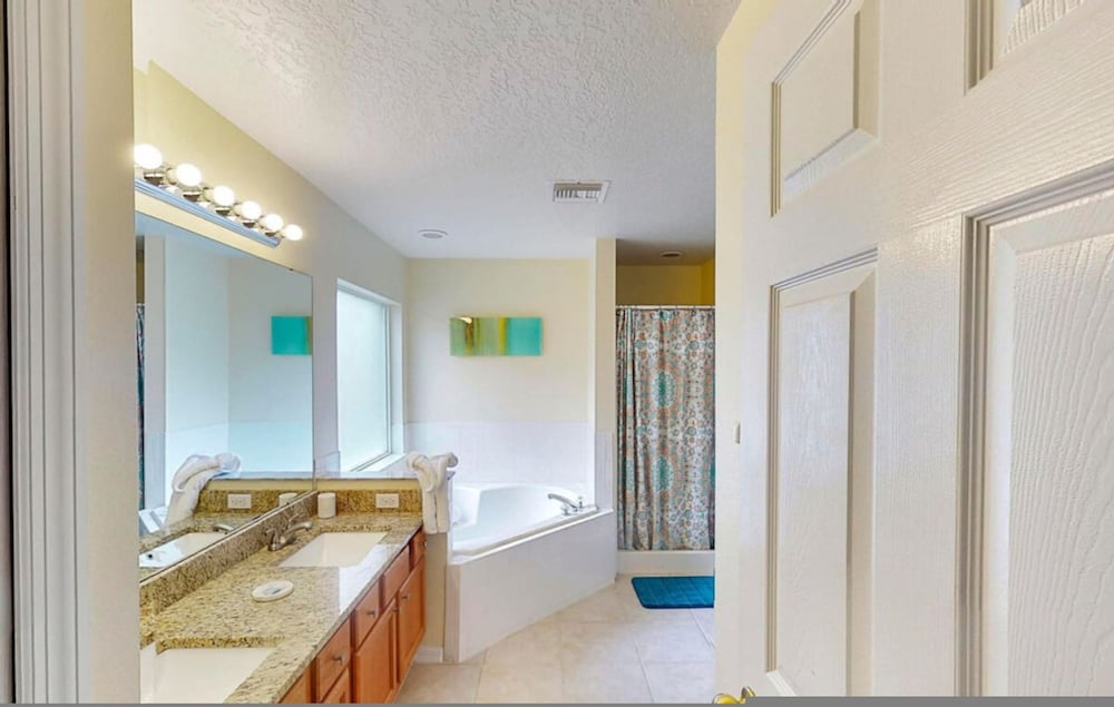 William s Lake Berkley Resort Vacation Home - Image 4