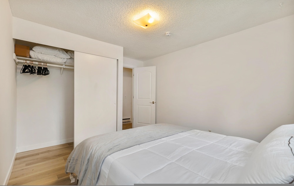 Relaxing Lynnwood Getaway w Parking