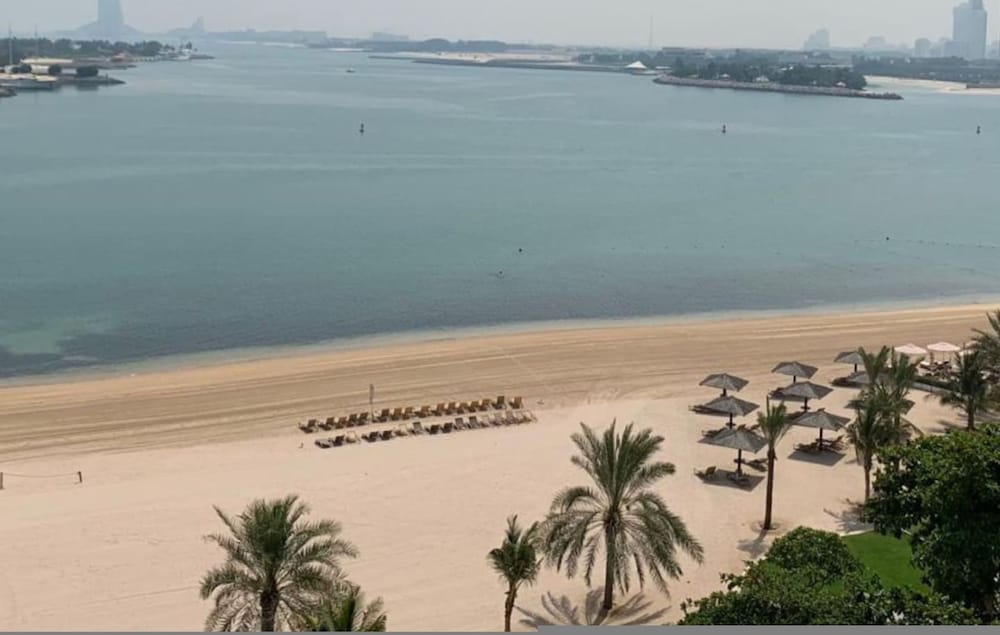 Al Dabas Beach Views 3BD Sleeps 6 Beachfront