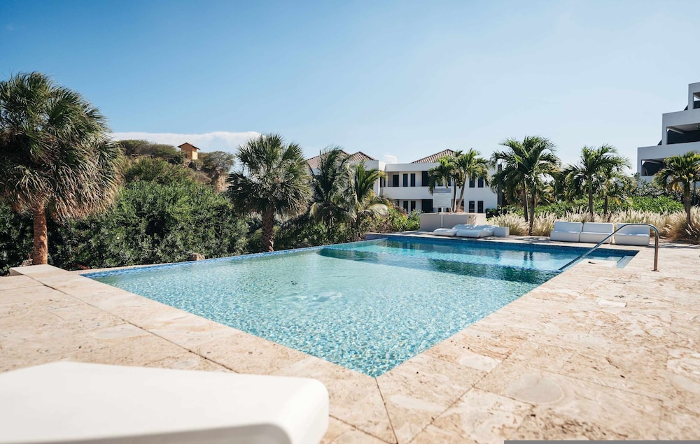 Seabreeze Retreat Stylish Blue Bay Residence