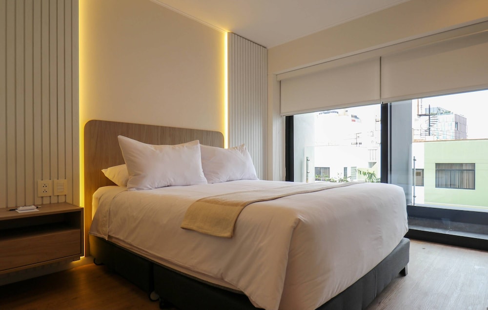 w Elegant 2BR w Balcony Near Larcomar