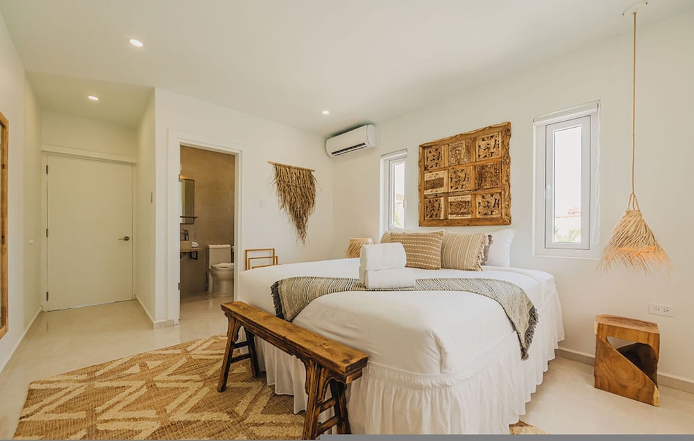 Bohostyle Villa 3min to Beach Hottub 8 Sleeps