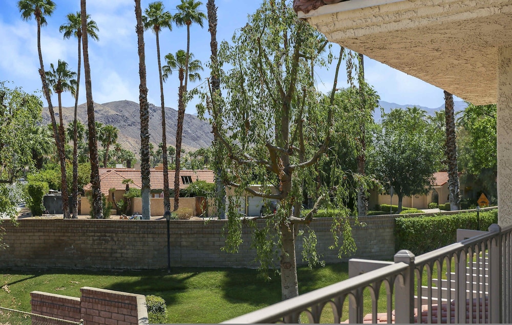 Stylish Condo With Panoramic View Community Pool