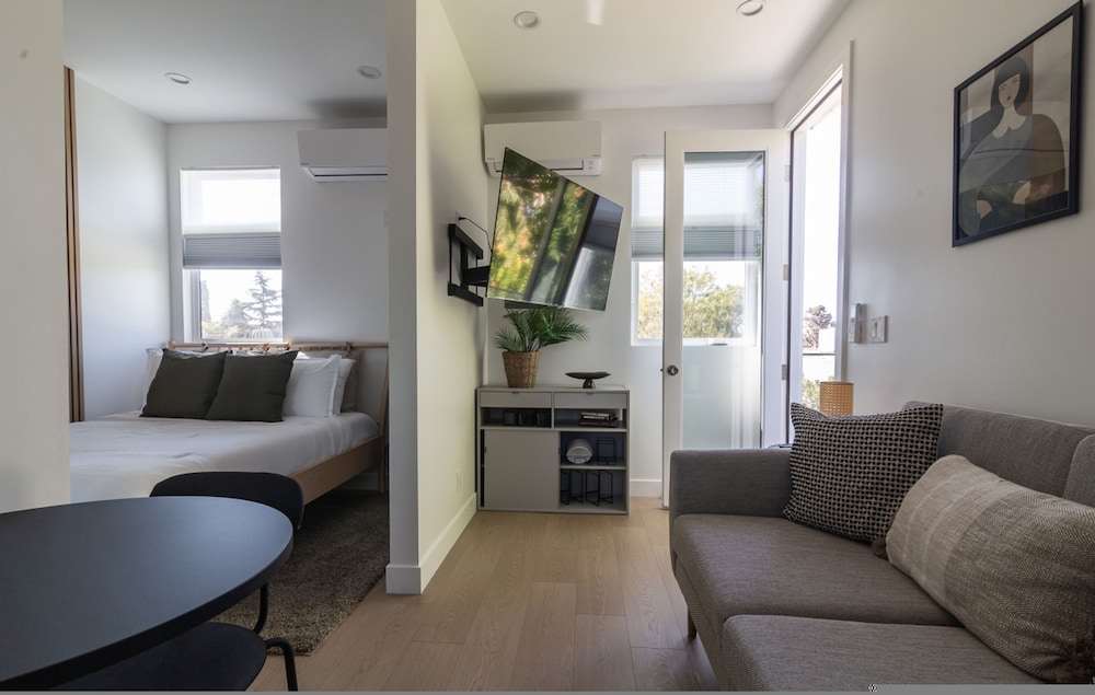 Built 2024 Scandinavian-style Studio With Deck p82