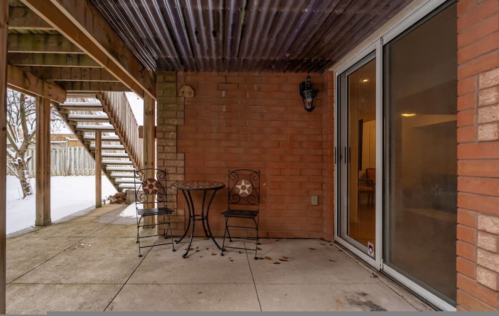 Comfortable Whitby 2 Bedroom Lower Suite