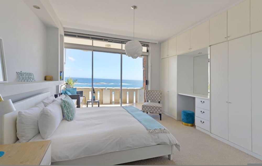 Top-floor 2-bed Beachfront Sunny Camps Bay Views