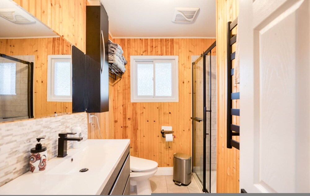 Waterfront Cottage w Swim Spa BBQ Close to Skiing