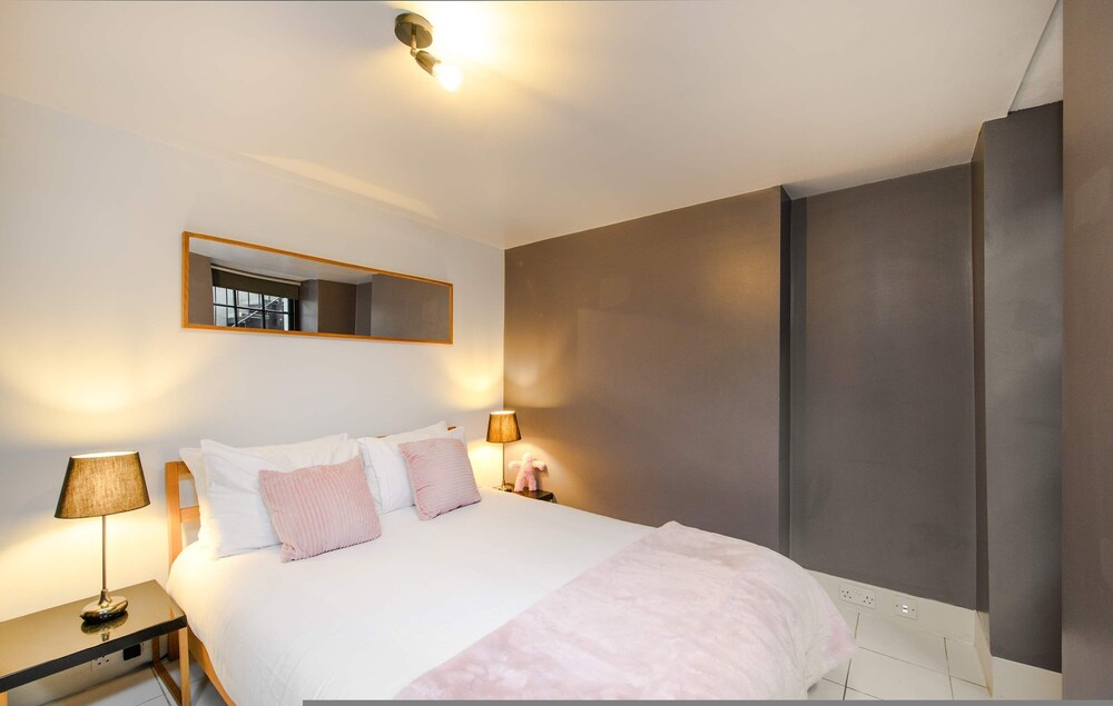 Central Cove - Fitzrovia - by Frankie Says