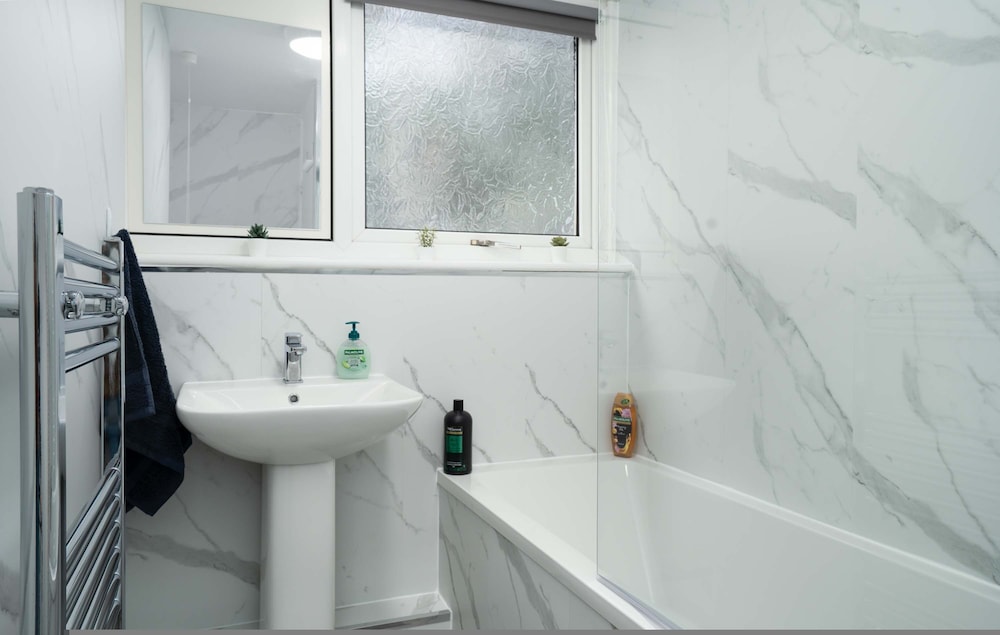 Spacious - 3 Bed - Free Parking
