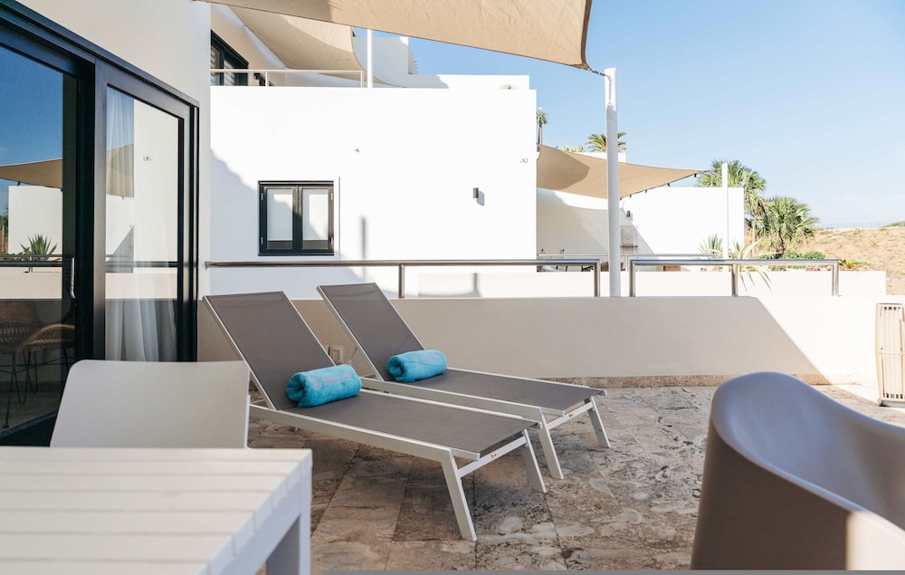 Seabreeze Retreat Stylish Blue Bay Residence