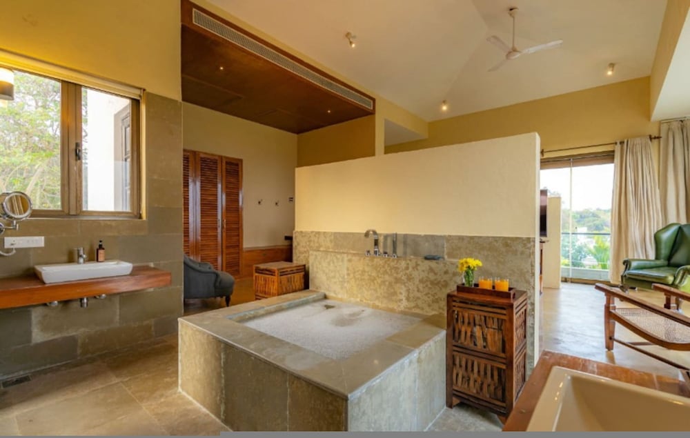 Cliffhouse by Hireavilla -5br w Pvt Pool in Saipem