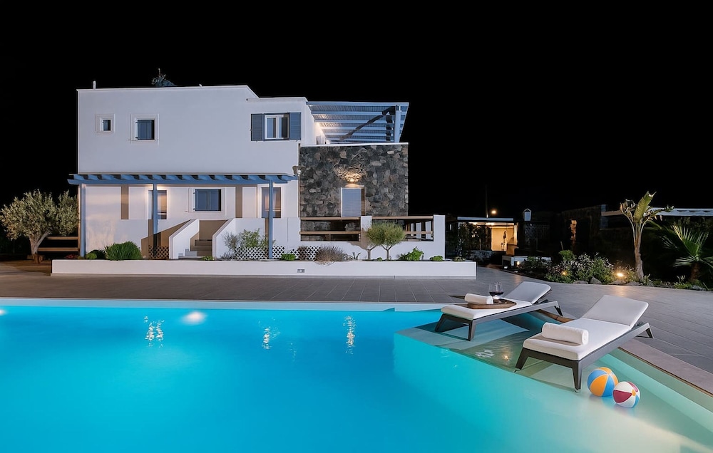 Golden Sunrise Suites - Santorini Lux Family Suite
