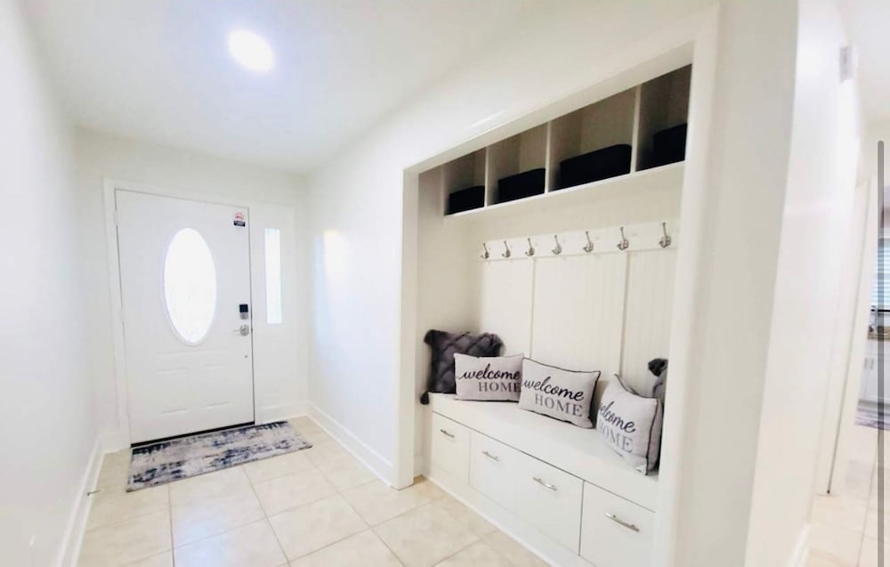 Stunning 4BD Jacuzzi - 4 Min To Beach Panama City