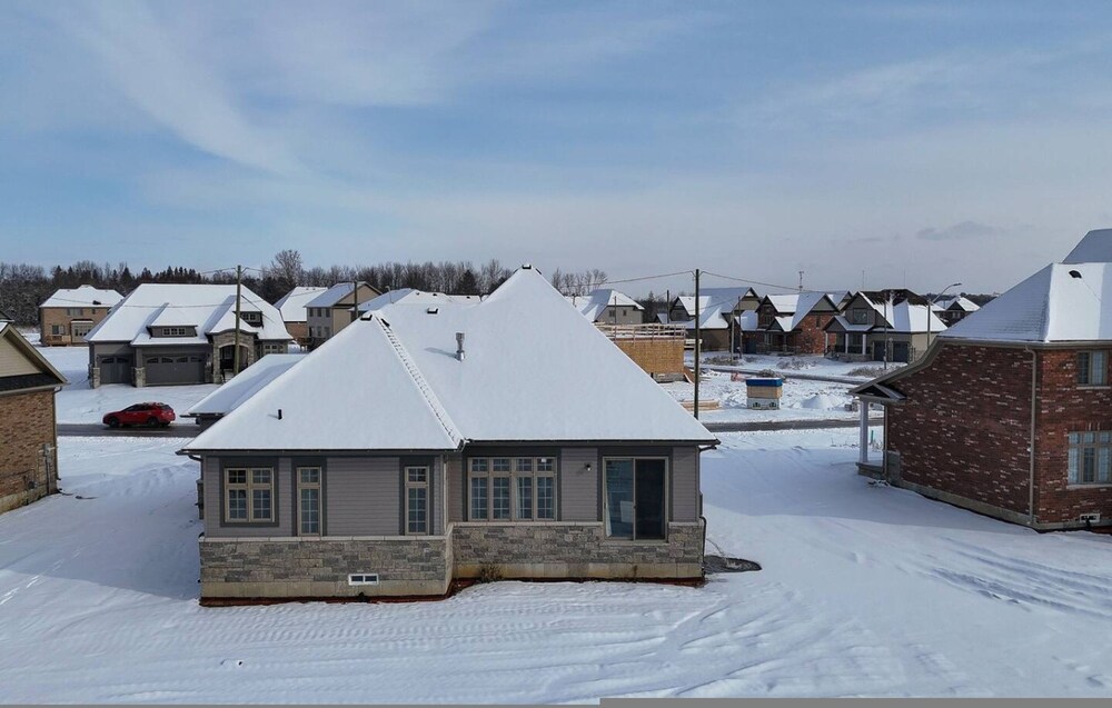 Spacious Brand New 4-bed Retreat in Quinte West