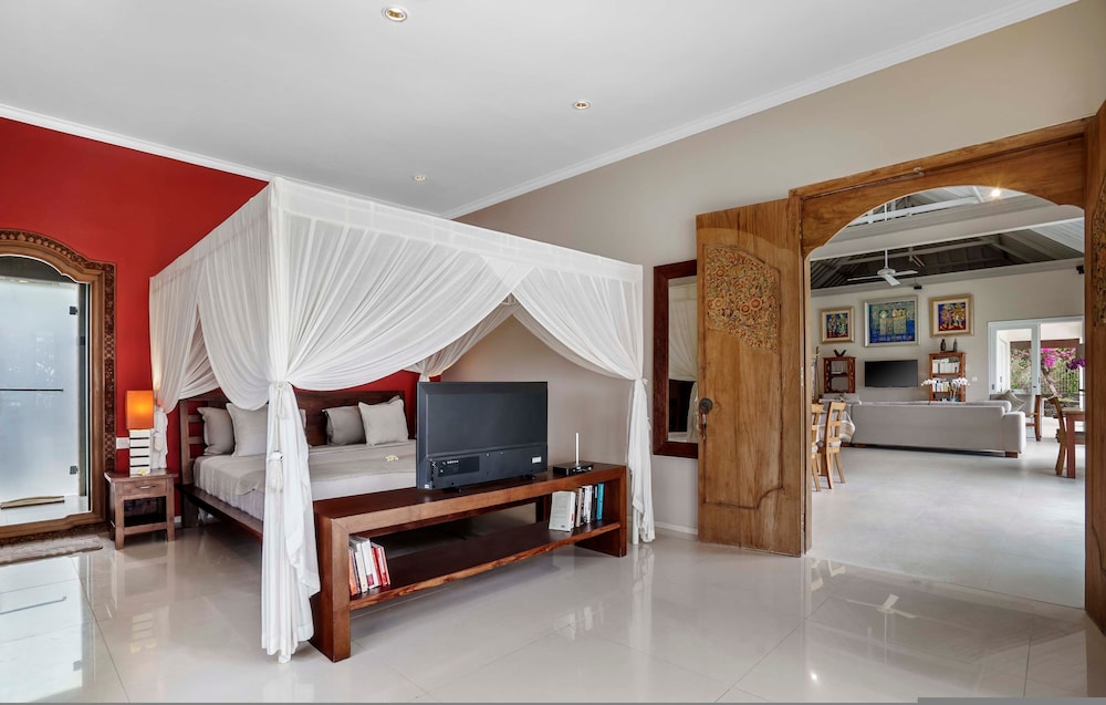 Villa Eden Roc by Alfred in Bali - Luxury Beachfront 3BR Villa With Infinity Pool Amed