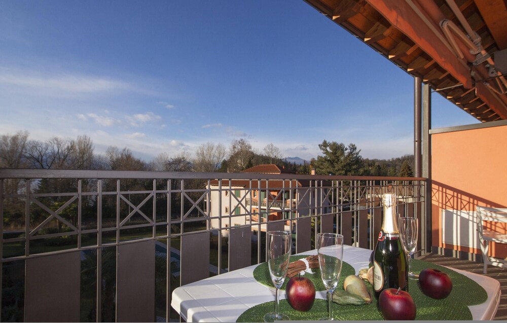 Casa Fiorita Pool and Lake