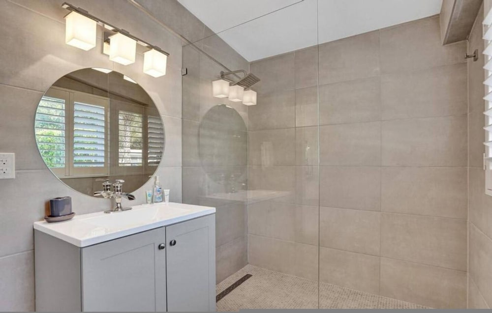 Pool House 3 Bedroom Home Victoria Park