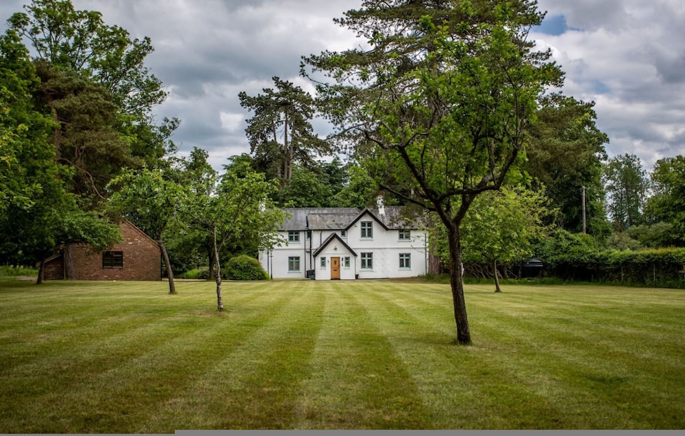 Benhams Country Cottage - From 250 Per Night