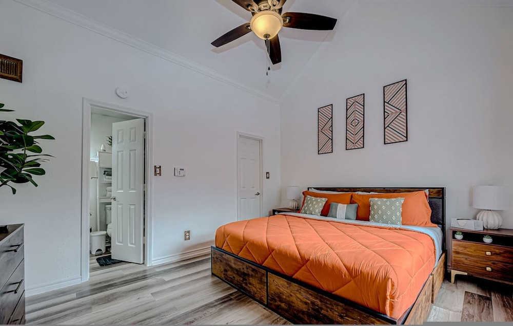 Upscale 1BR Condo in Med Center