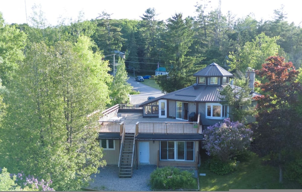 Lakeside 4BR Cottage in Bailieboro w BBQ Grill