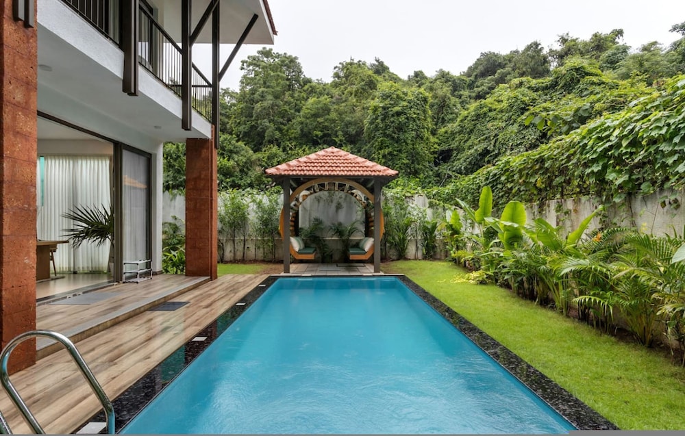 Casa Maxima - 4BR w Private Pool 1km to the Beach